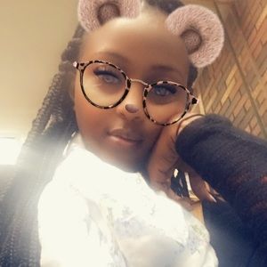 Meet your Posher, Larissa